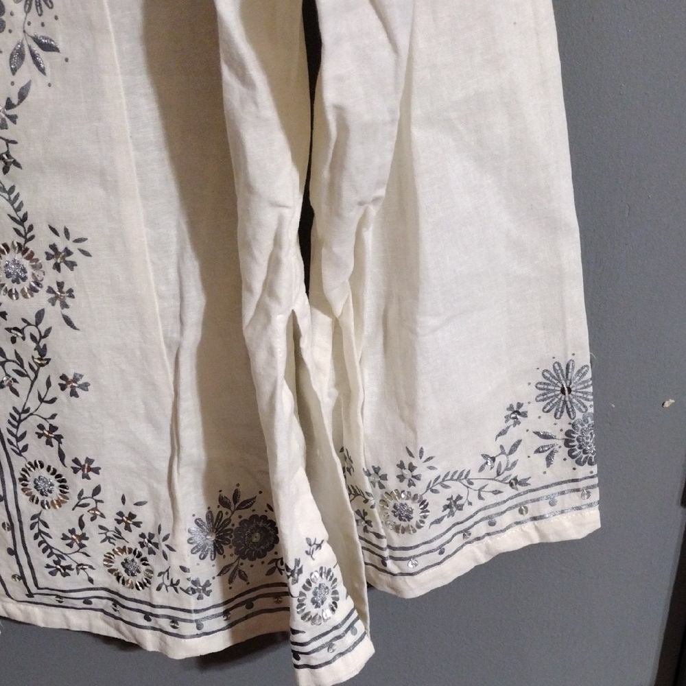 2/ 8 Dollars Sale Vibrant And Adorable Embossed Linen  Silver And Cream Blouse - Picture 4 of 5